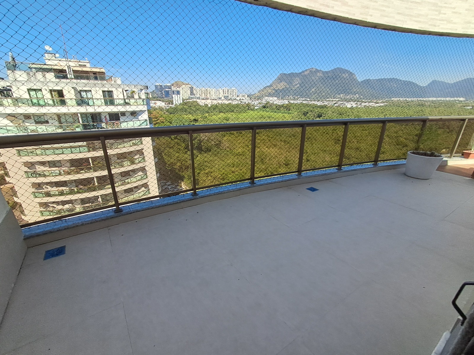 Cobertura Linear Porteira Fechada, com 180 m², 3 Suítes no Recreio dos Bandeirantes.