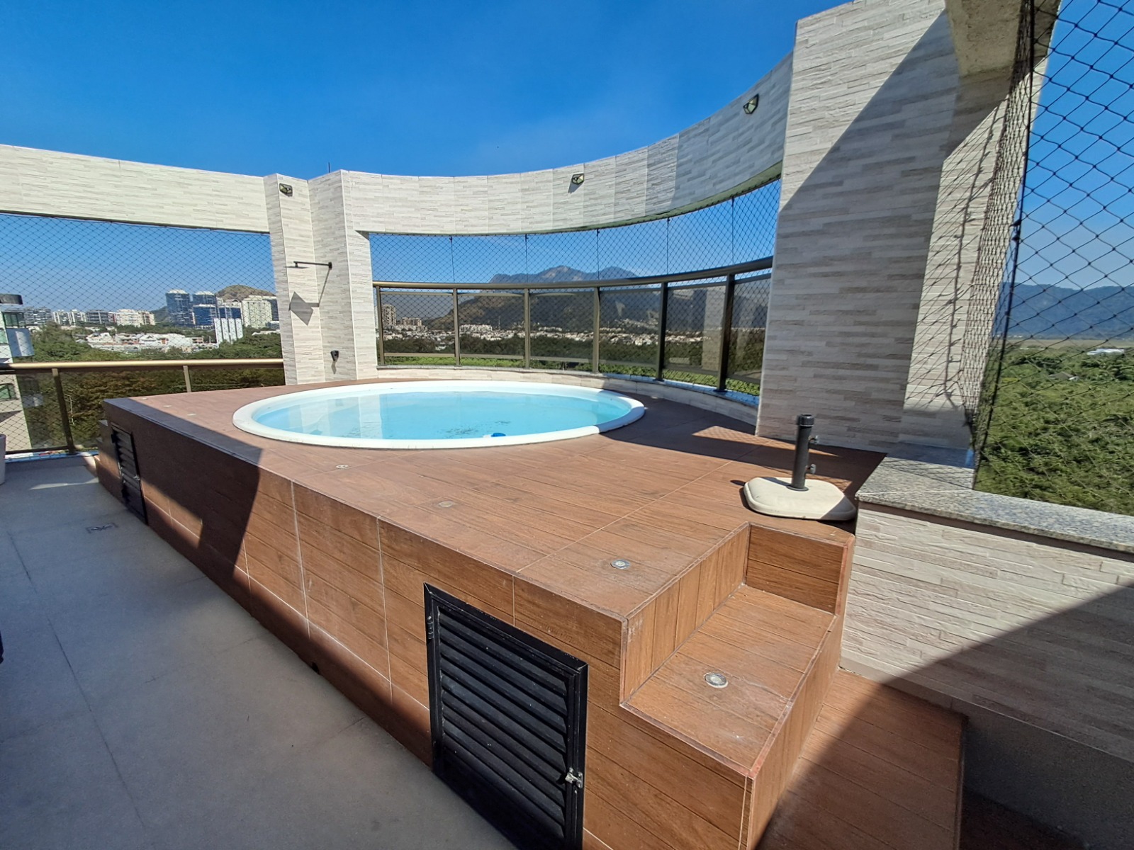 Cobertura Linear Porteira Fechada, com 180 m², 3 Suítes no Recreio dos Bandeirantes.